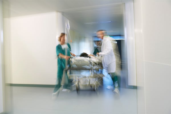 hosp-doctors-patient-gurney-900x600