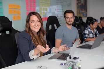 woman-smiling-team-meeting-750x500