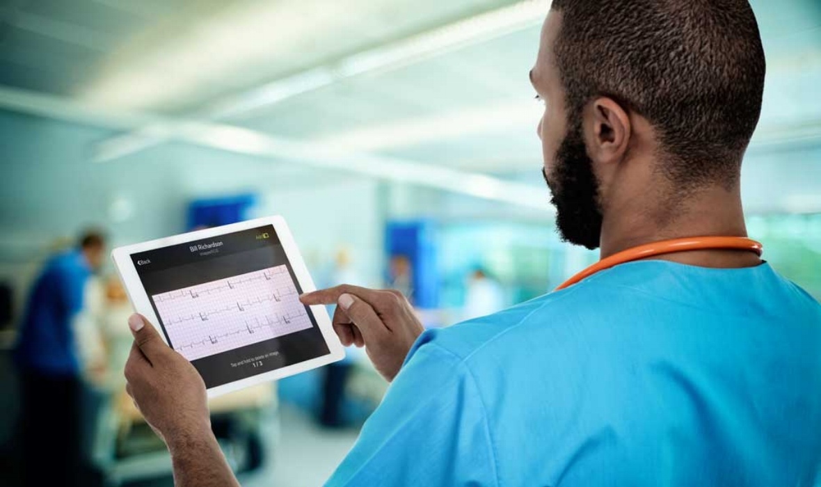 ecg-hosp-ipad-staff-671798-edited