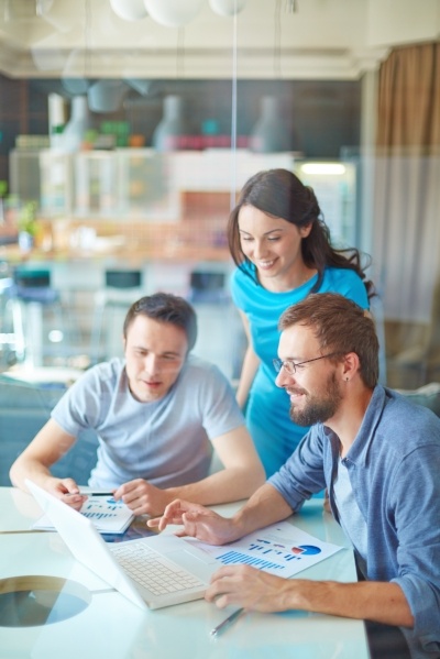 Group_looking_at_computer-276327-edited.jpg