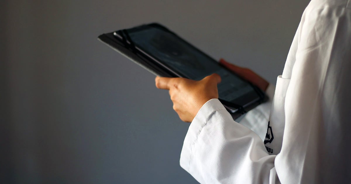 doctor-hands-tablet