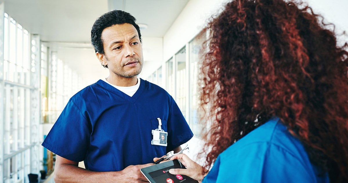 doctor-nurse-talking