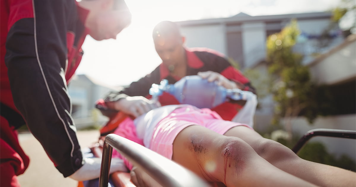 paramedics-giving-oxygen-to-injured-child