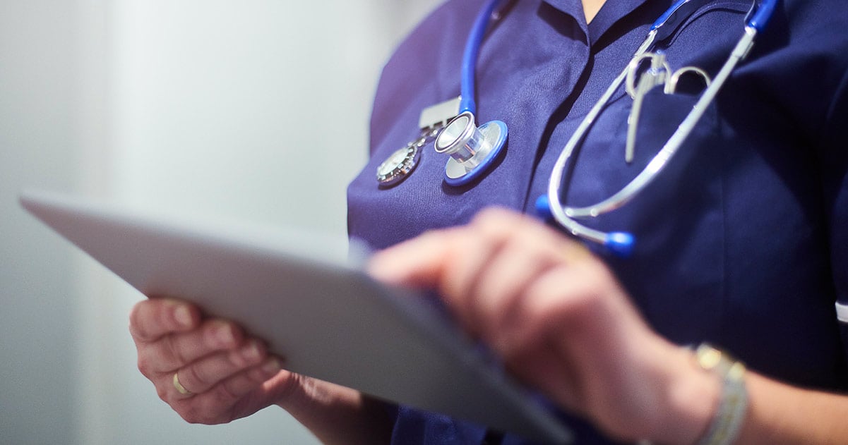 nurse-using-tablet
